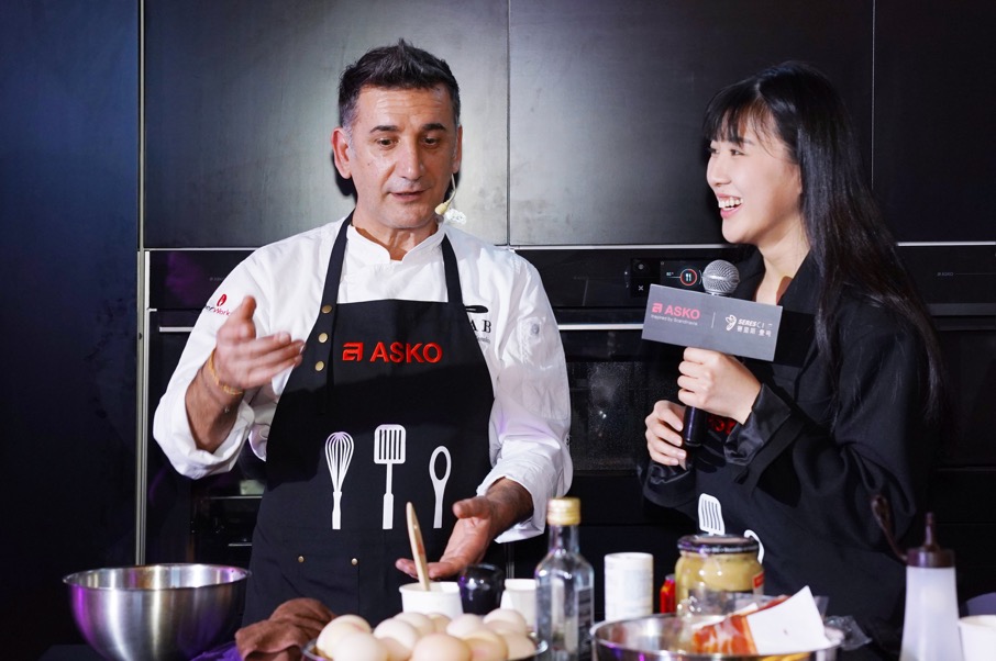 A picture containing person, wall, indoor

Description automatically generated